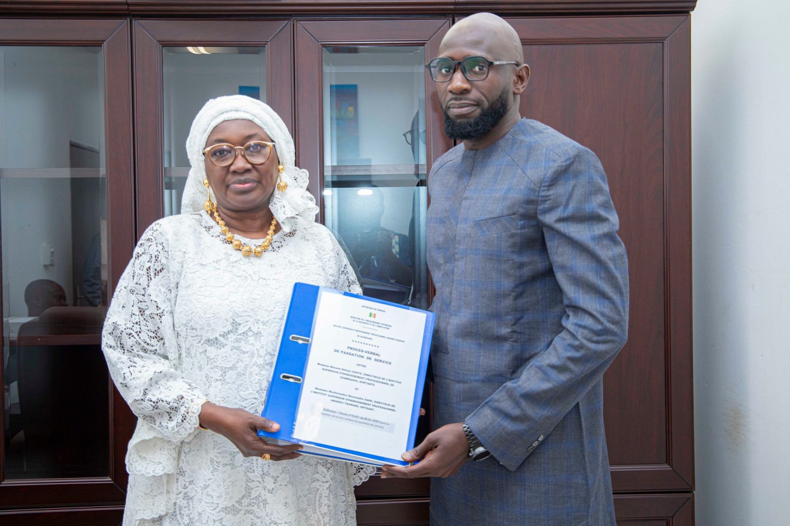 Passation de services entre la Directrice sortante, Dr Mbossé Ndiaye Guèye, et le nouveau Directeur, Dr Mouhamadou Moustapha SARR