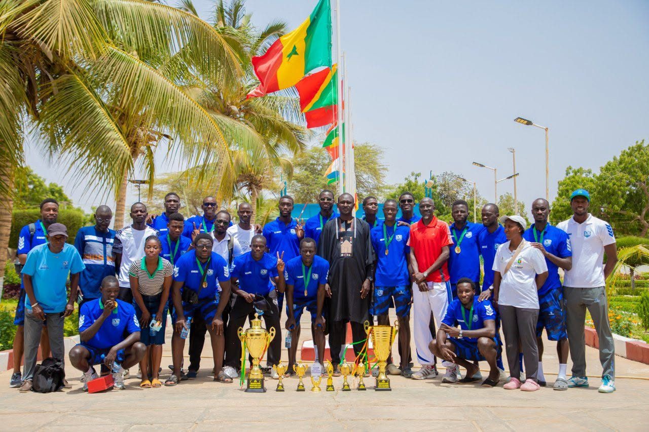 Volleyball Élite Hommes : les champions présentent au Directeur du CROUS les trophées de la Coupe du Sénégal et du Championnat Élite 2026, un doublé historique