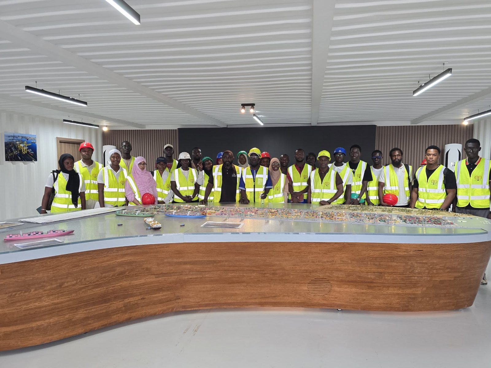 Visite pédagogique des étudiants du Master 2 en Génie Civil au port de Ndayane